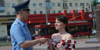 В преддверии Дня России судебные приставы раздали жителям Иванова ленты-триколор - УФССП России