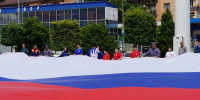 Флешмоб в Махачкале: молодёжь развернула огромный флаг России - Газета Молодежь Дагестана