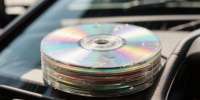 Для чего опытные водители кладут CD-диски под лобовик автомобиля: лайфхак из СССР, который выручал каждый день - Progorod33.Ru