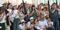 Виталий Хоценко вместе с омичами проводил на вокзале «Театральный поезд» - ИА Омскрегион