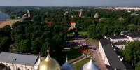 У новгородского Софийского собора Гимн России исполнили полторы тысячи человек - 53news.Ru