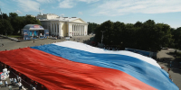 Развернутый на Театральной площади в День России гигантский триколор занял порядка 10% ее территории - Kirov.Online