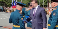Губернатор Виталий Хоценко и генерал-лейтенант Александр Шестаков вручили дипломы выпускникам ОАБИИ - 12 канал