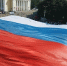 В центре Кирова развернули рекордно большой флаг в День России - Город Киров