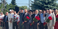 Курские спасатели МЧС России возложили  цветы в честь праздника - МЧС