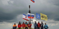 Флаг России развевается на вершине Северной Демерджи - Вести Крым