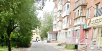 На улице Нефтезаводской в Омске отремонтировали тротуары. - Администрация города