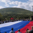 В Предгорье на горе Юца в честь Дня России развернули 60-метровый триколор - ИА Победа 26