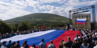 В Предгорье на горе Юца в честь Дня России развернули 60-метровый триколор - ИА Победа 26