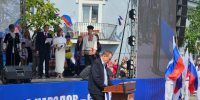 Александр Дрозденко вручил паспорта и благодарственные письма на празднике в Гатчине - ЛенТВ24