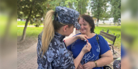 Патриотическая акция «Три цвета единства»: росгвардейцы поздравили калужан с Днём России - Росгвардия