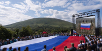 В День России на горе Юца в Предгорном округе развернули 60-метровый триколор - Телеканал СвоёТВ