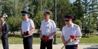В День России главный судебный пристав Алтайского края Дмитрий Лабутин возложил цветы к стеле «Город трудовой доблести» - УФССП