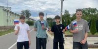Красногорские школьники Брянщины приняли участие в акции «Флаг во дворах» - Красногорская Жизнь