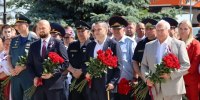 В День России партийцы почтили память воинов - Единая Россия