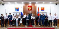 В День России юным колымчанам вручили паспорта граждан РФ в Большом зале Правительства Магаданской области - Администрация Магаданской области