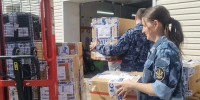 Сотрудники ульяновской колонии помогли разгрузить гумпомощь Красного Креста - Комсомольская правда