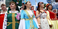 Парад красоты: на Троицкой площади Кургана грандиозное дефиле кокошников - Область 45