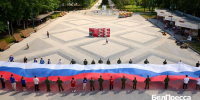 Белгородцы развернули 30-метровый триколор в парке Ленина - БелПресса