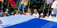 Депутат Нифантьев и молодежные активисты развернули 150-метровый флаг России на юге Москвы - M24.Ru