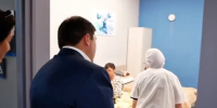 Радмир Беляев посетил пункт временного размещения жителей дома, в который ударил дрон - Реальное время