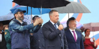 В День России в центре Иркутска под дождем развернули 50-метровый флаг РФ - Baikal24.Ru