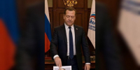 Медведев опубликовал ИИ-ролик, где отправляет портреты лидеров стран ЕС в шредер - Петербургский дневник