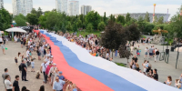 В центре Волгограда 12 июня развернули 100-метровый флаг России - Волга-Медиа