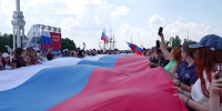 Воронежцы развернули 100-метровый триколор на Адмиралтейской площади в честь Дня России - ГТРК Воронеж