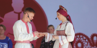 В Сыктывкаре провели «Свадьбу года»: молодожёны соединили сердца через народные традиции - Pg11.Ru