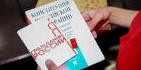 Глава Хакасии вручил паспорта лучшим школьникам республики - 1-LINE