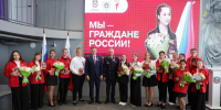 В День России Юрий Слюсарь вручил паспорта юным жителям донского региона - Газета Донские огни