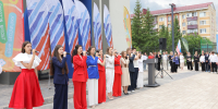 Перед Молодёжным центром «Фабрика креативных процессов» состоялось праздничное  мероприятие, посвящённое Дню России - Альметьевский район
