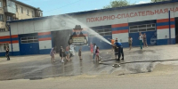 Пожарные порадовали детей в Барнауле / Фото: Инцидент Барнаул - ИА Амител