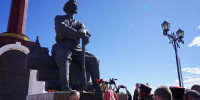 В Якутске возложили цветы к памятнику Петру Бекетову в День России - ИА SakhaTime