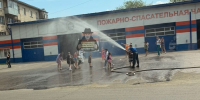 Барнаульские пожарные порадовали детей освежающим душем в жару - Сетевое издание Толк