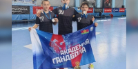 Данил Чернявский (слева) с товарищами по команде с серебряными медалями и кубком первенства России. - Газета Авангард