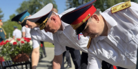 В День России руководитель следственного управления СК России по Алтайскому краю возложил цветы к стеле "Город трудовой доблести" - Следственный комитет