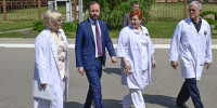 Виталий Королев поздравил торопецкого стоматолога с государственной наградой - Газета Вся Тверь