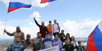 На горе Сугомак ветераны СВО установили флаг России - Южноуральская панорама