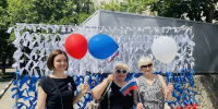 Жители Центрального района Новороссийска сплели флаг РФ из цветных ленточек - Сетевое издание Официальный Новороссийск