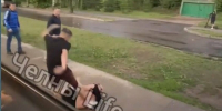 Видео с избиением мужчины, лежащего на тротуаре, проверяет полиция Челнов - ИА Татар-информ