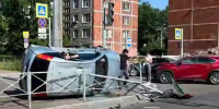 Видео: машина перевернулась в результате столкновения с другим авто в Петербурге - Петербургский дневник