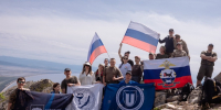 Студенты из Иркутска подняли флаг России на вершине полуострова Святой Нос правительство Иркутской области - IrkutskMedia.Ru