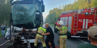 Автобус с вахтовиками, ехавшими в Сургут, попал в жуткое ДТП в Тюменской области - СургутИнформТВ