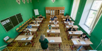 Выпускники в Москве начали сдавать ЕГЭ по биологии, географии и иностранным языкам - M24.Ru