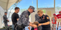 Сотрудники Росгвардии провели занятие для детей в городском клубе «Лето побед» - Росгвардия