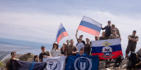 Флаг России подняли команды иркутских вузов и Бурятии на вершину горы полуострова Святой Нос - ИРНИТУ