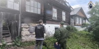В Златоусте следователи СКР устанавливают обстоятельства гибели двух местных жителей в результате обрушения кровли жилого дома - Магсити74