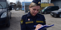 судебный пристав заполняет документы - ИА Nord-News.Ru